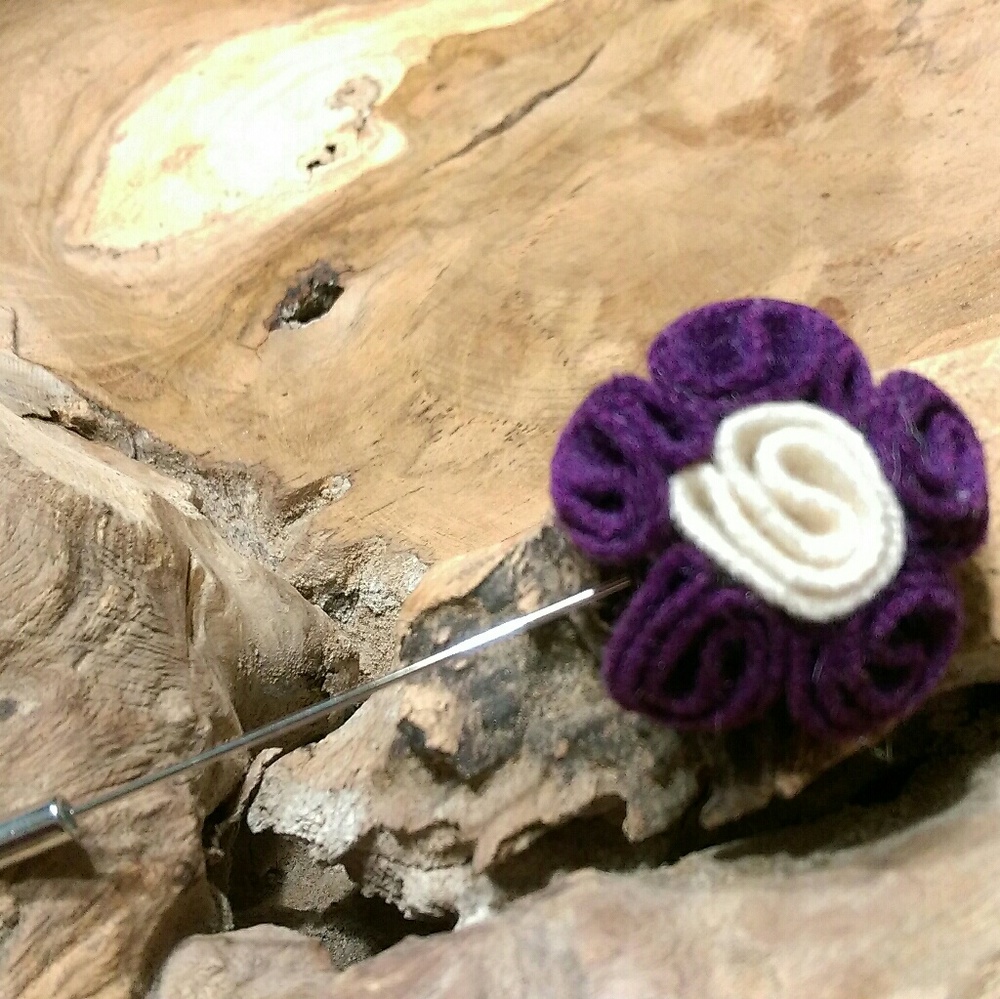 Exclusive 6 Fold Purple/Ecru Textured Lapel Accent